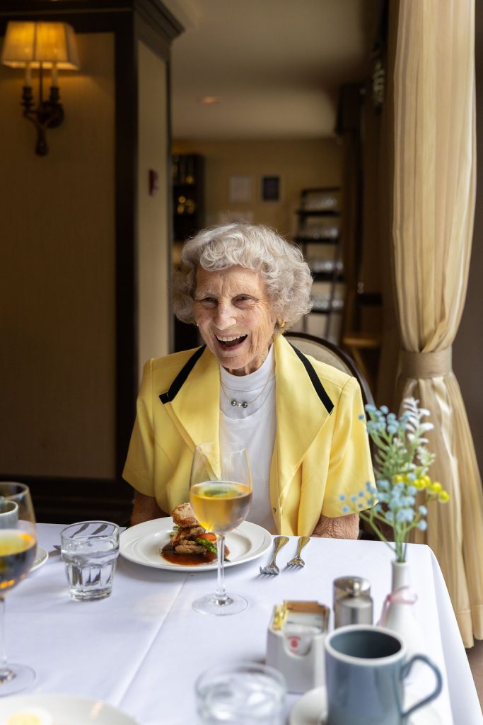 resident-dining